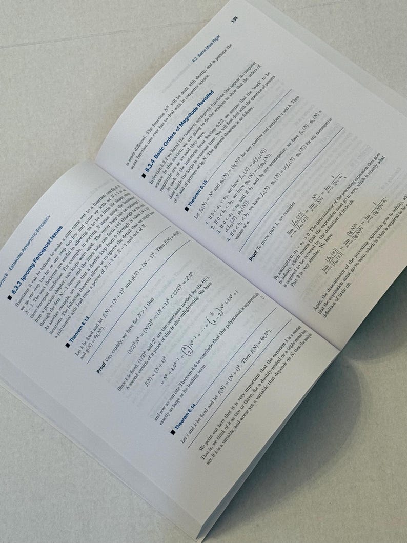 Pu&ograve; includere: Un libro di testo aperto con equazioni e teoremi matematici. Le pagine sono bianche con testo nero e il libro &egrave; angolato su una superficie grigio chiaro. Il libro &egrave; aperto a una sezione sull'efficienza asintotica economica.