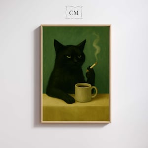 Peut inclure: Une impression d'art encadrée représentant un chat noir aux yeux jaunes, tenant une cigarette allumée et une tasse de café. Le chat est placé sur un fond vert avec une table jaune. L'impression a un cadre en bois et les initiales "CM" dans le coin supérieur.