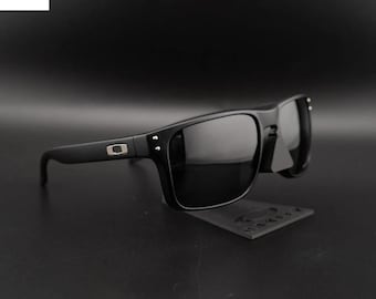 Oakley Holbrook Polarized Sunglasses Black Frame with Silver Logo – Stylish UV Protection Eyewear for Men & Women
