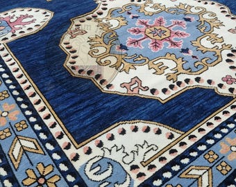 Medallón Jardín Medianoche – Elegante alfombra de lana anudada a mano en azul intenso y tonos pastel suaves.