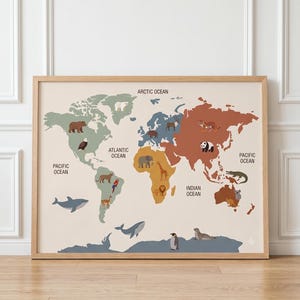 Pode incluir: Uma impressão emoldurada do mapa-múndi com continentes em tons de verde, castanho e laranja, com ilustrações de animais. Os oceanos são azuis e rotulados. A moldura é de cor de madeira clara.