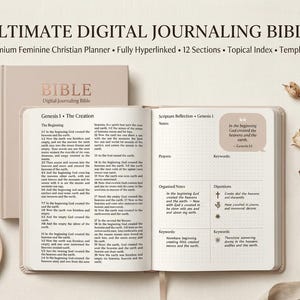 Può includere: Una Bibbia di journaling digitale aperta con il testo "ULTIMATE DIGITAL JOURNALING BIBLE" e "BIBLE" sulla copertina. Le pagine aperte mostrano testo e sezioni di note. Una penna, un piatto ed elementi decorativi sono disposti attorno alla Bibbia.