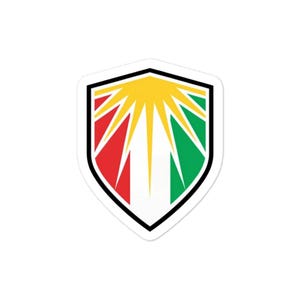 Könnte beinhalten: Ein Aufkleber mit einem Schilddesign und einem schwarzen Rand. Das Schild zeigt rote, weiße und grüne Abschnitte mit einem gelben Sonnenstrahl-Design oben. Dieser Aufkleber dient wahrscheinlich dekorativen Zwecken.