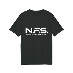 Pode incluir: Uma t-shirt preta de manga curta com uma impressão gráfica branca no peito. O design apresenta o texto N.F.S. numa fonte arrojada e estilizada, com as palavras BUILT FOR FREEDOM impressas numa tipografia sem serifa mais pequena abaixo.