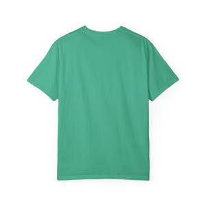 Camiseta "Trabaja desde cualquier lugar", Camiseta para nómadas digitales, Camiseta para trabajadores remotos, Camiseta para estilo de vida viajero, Ropa minimalista de viaje imagen 6