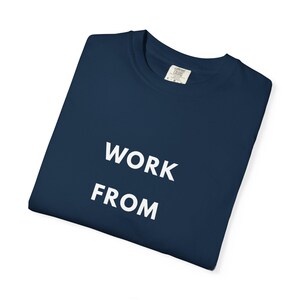 Camiseta "Trabaja desde cualquier lugar", Camiseta para nómadas digitales, Camiseta para trabajadores remotos, Camiseta para estilo de vida viajero, Ropa minimalista de viaje imagen 11