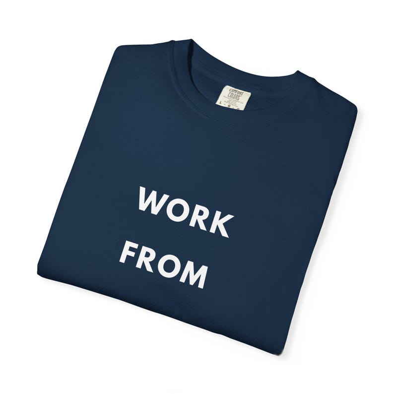 Camiseta "Trabaja desde cualquier lugar", Camiseta para nómadas digitales, Camiseta para trabajadores remotos, Camiseta para estilo de vida viajero, Ropa minimalista de viaje imagen 11