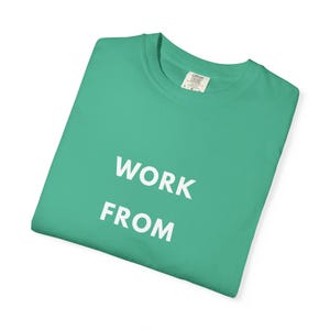Camiseta "Trabaja desde cualquier lugar", Camiseta para nómadas digitales, Camiseta para trabajadores remotos, Camiseta para estilo de vida viajero, Ropa minimalista de viaje imagen 7