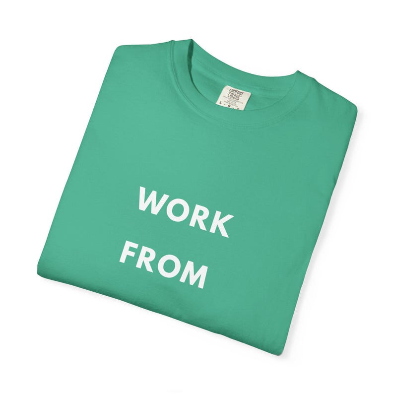 Camiseta "Trabaja desde cualquier lugar", Camiseta para nómadas digitales, Camiseta para trabajadores remotos, Camiseta para estilo de vida viajero, Ropa minimalista de viaje imagen 7