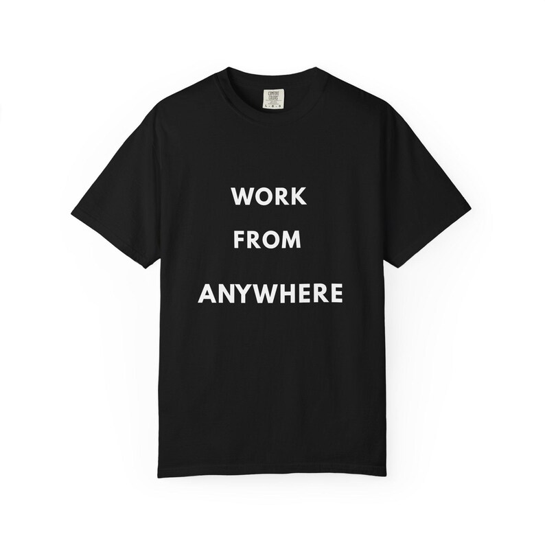 Camiseta "Trabaja desde cualquier lugar", Camiseta para nómadas digitales, Camiseta para trabajadores remotos, Camiseta para estilo de vida viajero, Ropa minimalista de viaje imagen 13