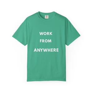 Camiseta "Trabaja desde cualquier lugar", Camiseta para nómadas digitales, Camiseta para trabajadores remotos, Camiseta para estilo de vida viajero, Ropa minimalista de viaje imagen 5