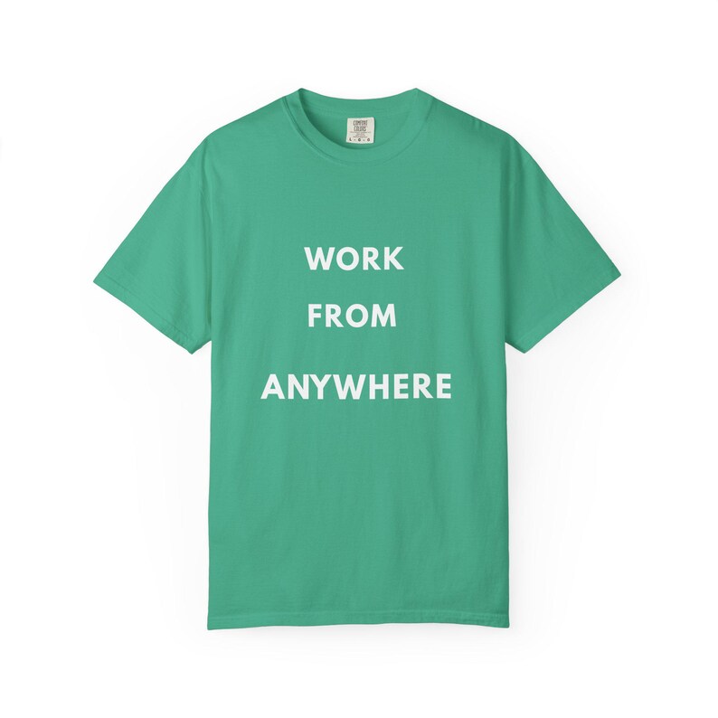 Camiseta "Trabaja desde cualquier lugar", Camiseta para nómadas digitales, Camiseta para trabajadores remotos, Camiseta para estilo de vida viajero, Ropa minimalista de viaje imagen 5
