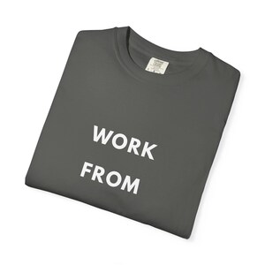 Camiseta "Trabaja desde cualquier lugar", Camiseta para nómadas digitales, Camiseta para trabajadores remotos, Camiseta para estilo de vida viajero, Ropa minimalista de viaje imagen 3