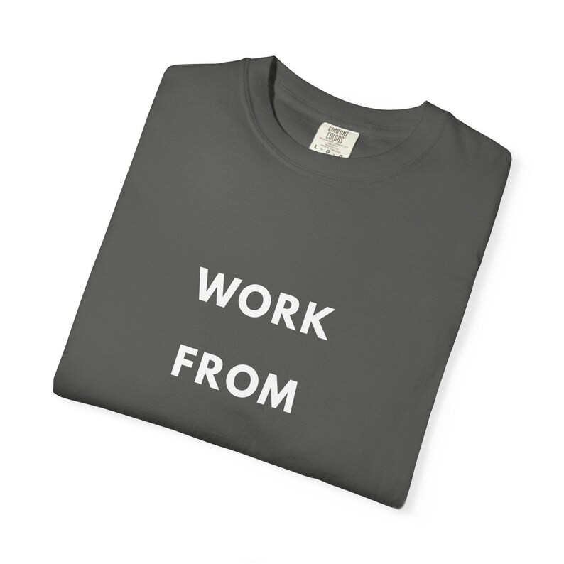 Camiseta "Trabaja desde cualquier lugar", Camiseta para nómadas digitales, Camiseta para trabajadores remotos, Camiseta para estilo de vida viajero, Ropa minimalista de viaje imagen 3