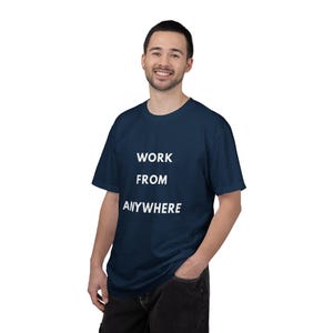 Camiseta "Trabaja desde cualquier lugar", Camiseta para nómadas digitales, Camiseta para trabajadores remotos, Camiseta para estilo de vida viajero, Ropa minimalista de viaje imagen 12