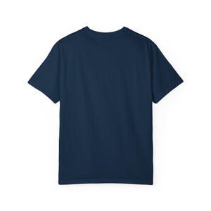 Camiseta "Trabaja desde cualquier lugar", Camiseta para nómadas digitales, Camiseta para trabajadores remotos, Camiseta para estilo de vida viajero, Ropa minimalista de viaje imagen 10