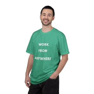 Camiseta "Trabaja desde cualquier lugar", Camiseta para nómadas digitales, Camiseta para trabajadores remotos, Camiseta para estilo de vida viajero, Ropa minimalista de viaje imagen 8