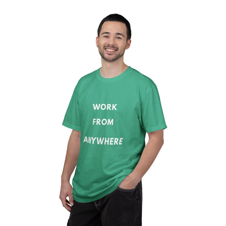 Camiseta "Trabaja desde cualquier lugar", Camiseta para nómadas digitales, Camiseta para trabajadores remotos, Camiseta para estilo de vida viajero, Ropa minimalista de viaje imagen 8