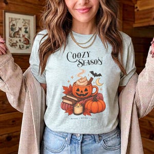 Maglietta "Happy Hour delle Streghe" / Cocktail di Halloween con Zucca, Maglietta grafica autunnale a tema streghe