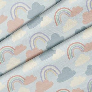 Stoff mit pastellfarbenem Regenbogen- und Wolkenmuster, 100 % Polyester, 147 cm extra breit