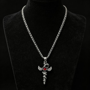 Colgante de espada con pitón enroscada, de temática oscura, unisex, collar único y versátil de acero inoxidable, ideal para regalar.