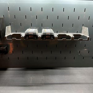 Może przedstawiać: Zestaw trzech ceramicznych kubk&oacute;w z nakrapianym, matowym wykończeniem. Kubki są w odcieniach kremu, jasnoszarości i ciemnoszarości. Każdy kubek ma prosty, minimalistyczny design i zaokrąglony uchwyt.