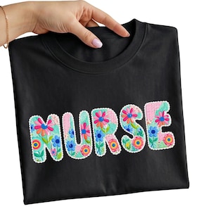 以下が含まれることがあります： 黒いクルーネックTシャツ。カラフルな花のパッチで「NURSE」の文字が刺繍されています。パッチは、ピンク、青、黄色の花が、水色とピンクのギンガムチェックの背景に描かれています。