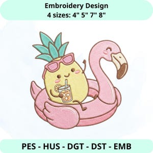 Può includere: Design di ricamo con un ananas dei cartoni animati con occhiali da sole che galleggia su un galleggiante a forma di fenicottero rosa. L'ananas tiene in mano una bevanda. Il testo recita "Embroidery Design, 4 misure: 10cm 13cm 18cm 20cm" e "PES - HUS - DGT - DST - EMB".