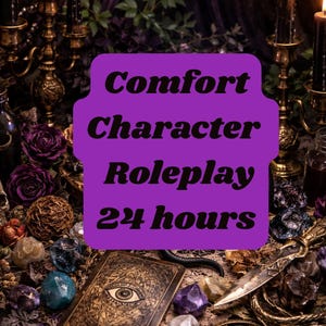 Può includere: Una scena mistica con candele accese, candelabri ornati e un mazzo di carte con un simbolo oculare. L'immagine presenta il testo "Comfort Character Roleplay 24 hours" su uno sfondo viola, insieme a cristalli e altri oggetti decorativi.