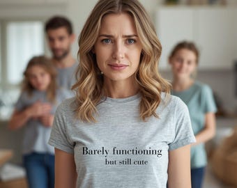 Knappt fungerande men ändå söt skjorta • Minimalistisk grafisk t-shirt • Estetisk mjuk tjej-t-shirt • Dagliga tillflyktsortskläder • Mysig present till henne