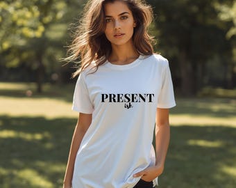 Present Ish-tröja • Rolig minimalistisk t-shirt • Sarkastisk grafisk t-shirt • Unisex Bella Canvas-tröja • Söt avslappnad t-shirt • Present till kollega