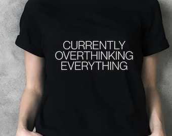 T-shirt som övertänker allt för närvarande • Rolig citat-t-shirt • Sarkastisk grafisk t-shirt • Minimalistisk text-t-shirt