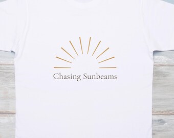 Chasing Sunbeams-tröja • Minimalistisk sol-t-shirt • Mjuk sommart-shirt med grafisk design • Estetisk natur-tröja • Solsken-t-shirt • Positivt citat-tröja