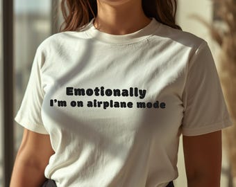 Känslomässigt är jag i flygplansläge-tröja, rolig minimalistisk t-shirt, estetisk grafisk t-shirt, trött tjej-tröja, mjuk liv-tröja, unisexpresent