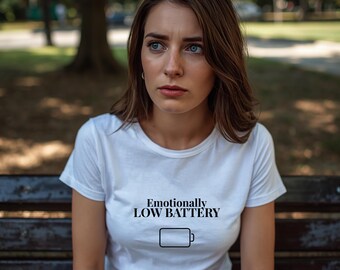 T-shirt med känslomässigt lågt batteri • Minimalistisk grafisk t-shirt • T-shirt med mental hälsa • Estetisk komfort Färger Stil • Present till henne