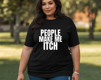 T-shirt med "Folk gör mig kliad" • Rolig sarkastisk t-shirt • T-shirt med introvert humor • Relaterbar grafisk t-shirt • Minimalistisk unisex-t-shirt
