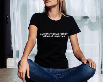 Drivs just nu av Vibes & Snacks T-shirt • Rolig minimalistisk T-shirt • Mysig estetisk grafisk T-shirt • Mjuk tjejgåva • Topp för snacksälskare