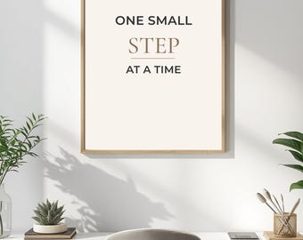 Utskrivbar väggkonst med ett litet steg i taget | Minimalistiskt motiverande citat | Neutral hemmakontorsinredning | Inspirerande typografi