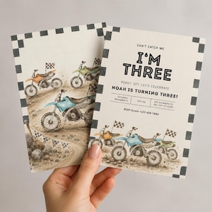 Puede incluir: Dos tarjetas de invitación de cumpleaños rectangulares con un borde de cuadros blancos y negros. Las tarjetas muestran ilustraciones en acuarela de motos de cross en una pista con banderas a cuadros. El texto dice: CAN'T CATCH ME I'M THREE, READY, SET, LET'S CELEBRATE, NOAH IS TURNING THREE, SATURDAY NOVEMBER 4, 3:00 PM, 123 ANYWHERE ST, ANY CITY ST 12345, RSVP OLIVIA +123 456 7890.