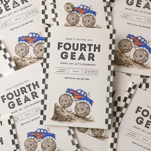 Puede incluir: Una tarjeta de invitación rectangular con un borde a cuadros blanco y negro. El texto dice NOAH IS SHIFTING INTO FOURTH GEAR, READY, SET, LET'S CELEBRATE, con detalles del evento y un gráfico de un camión monstruo azul sobre un montículo.