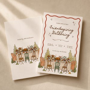 Puede incluir: Dos tarjetas de invitación color crema para Friendsgiving con una ilustración en acuarela de una mesa puesta para un banquete. El texto dice: Please join us for a Friendsgiving Gathering, Saturday, 20 November 2026, 7:00 PM to Till Late, 123 Anywhere St., Any City, friends only - Don't be late!
