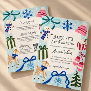 Puede incluir: Dos invitaciones rectangulares para baby shower con temática invernal en azul claro, con ilustraciones de un muñeco de nieve, un cervatillo, un regalo verde, un gorro rosa, una taza y manoplas. El texto dice Baby, It's Cold Outside.