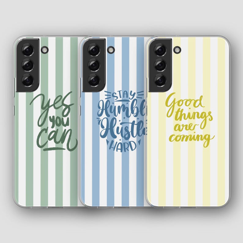 Op de afbeelding: Drie telefoonhoesjes met verticale streepontwerpen in groen, blauw en geel. Elke hoes heeft een ander motiverend citaat in een handschriftstijl: "Yes you can", "Stay Humble Hustle Hard" en "Good things are coming".
