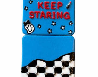 Specchietto compatto "Keep Staring" fatto a mano / Specchietto tascabile in resina a scacchiera blu