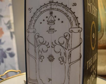Estuche de bolsillo de El Señor de los Anillos y El Hobbit con Puertas de Durin grabadas con láser.