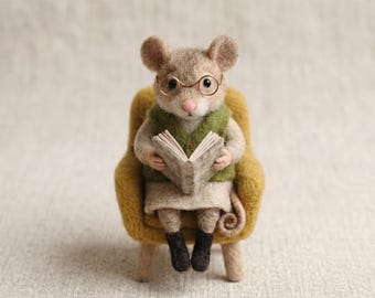 Needle Felt Mouse Reading Book, Handmade Wool Animal Figurine, Cozy Woodland Decor