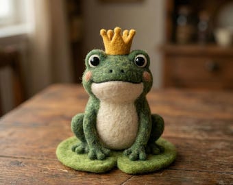 Nåltovad grodprinsfigur, nyckfullt skogsdjur, sagokungdekor