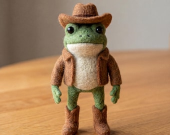 Figura de rana vaquera de fieltro de aguja / Decoración vaquera de rana hecha a mano / Escultura de animal de lana / Miniatura rústica / Regalo único para amantes de las ranas