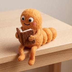 ニードルフェルトで作られた読書をする毛虫の置物、風変わりなウール彫刻、本好きのためのデスクデコレーション