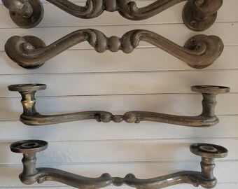 Serie di 4 pesanti maniglie monumentali vintages in ottone recuperate da porta anni '60 adatte a porte e portoni. Misure: 28x4x5 cm circa.